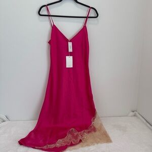 Aritzia - Wilfred - Sonnet Satin Dress - VITAL PINK/KHAKI
ROSE
VITAL/KAKI size S